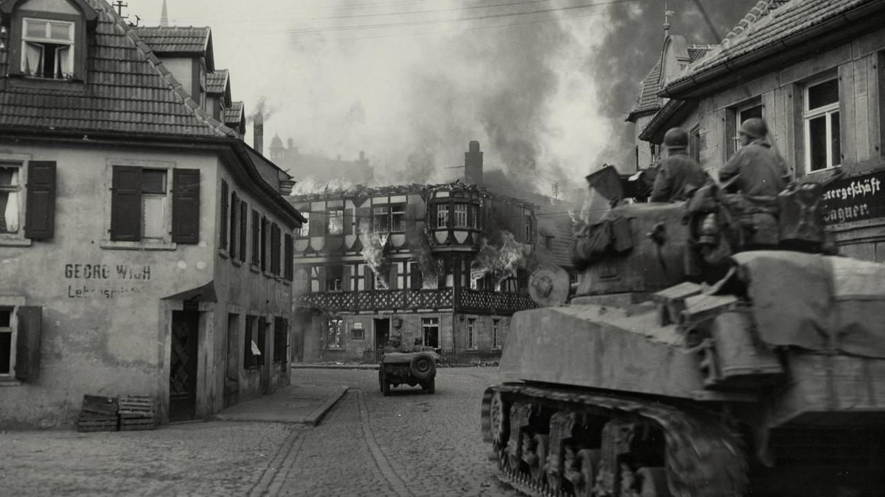 Ein Panzer der 11. Division der 3. US-Armee bei der Einfahrt in die umkämpfte Stadt Kronach, Foto vom 12.4.1945