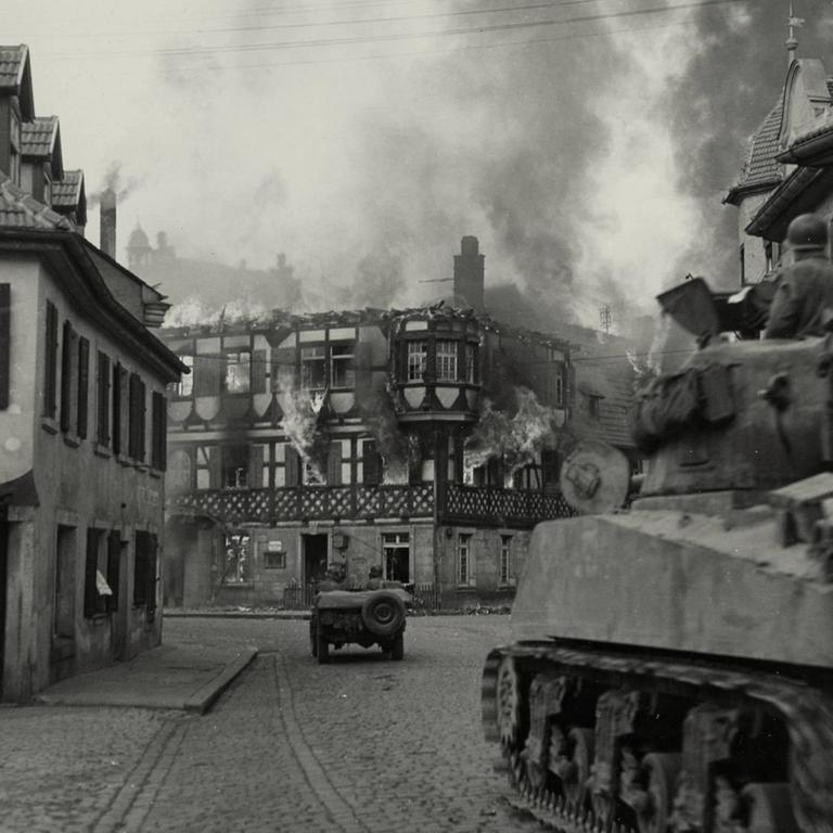 Ein Panzer der 11. Division der 3. US-Armee bei der Einfahrt in die umkämpfte Stadt Kronach, Foto vom 12.4.1945