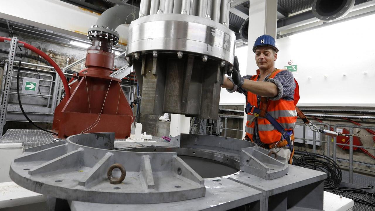 Eine Pumpe in der stillgelegten Zeche Duisburg-Walsum Eine Pumpe in der stillgelegten Zeche Duisburg-Walsum