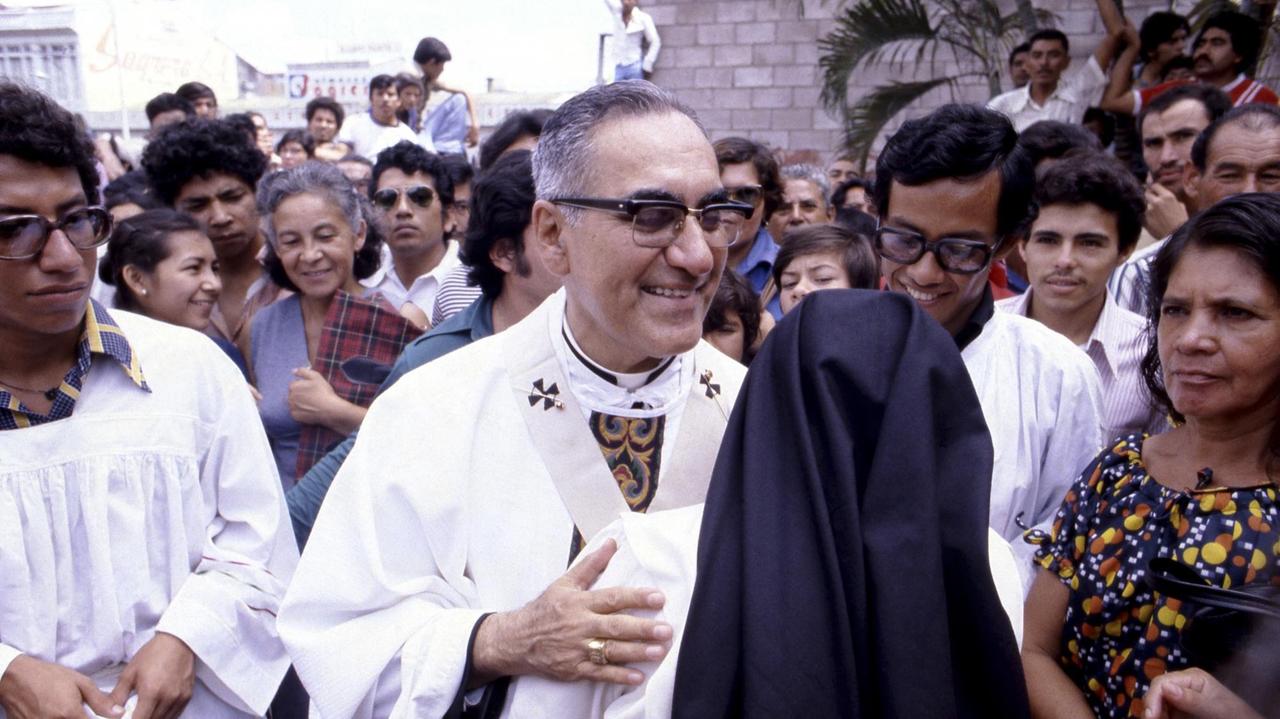Historisches Bild des Erzbischofs Oscar Arnulfo Romero y Galdamez am 1. Januar 1979 bei einer Messe in einer Kirche in San Salvador.