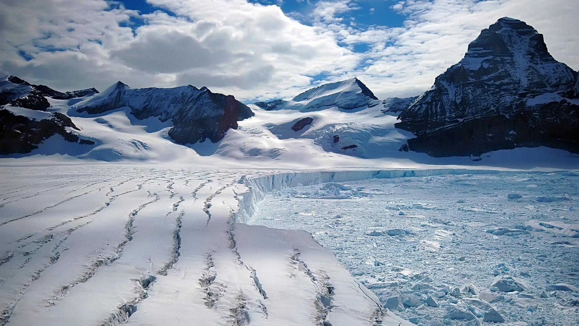 Antarktischer Gletscher des schmelzenden Larsen B Eisschelfs (Antarktische Halbinsel) mit Rissen Antarktischer Gletscher des schmelzenden Larsen B Eisschelfs (Antarktische Halbinsel) mit Rissen