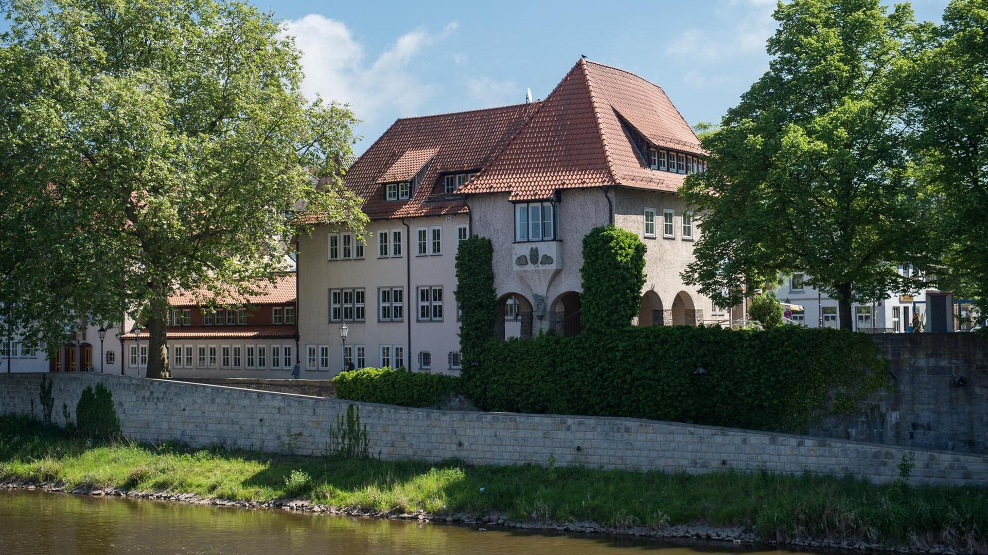 Die Elisabeth-Selbert-Schule in Hamelnhat den Deutschen Schulpreis 2017 gewonnen, der mit 100 000 Euro dotiert ist. Die Elisabeth-Selbert-Schule in Hamelnhat den Deutschen Schulpreis 2017 gewonnen, der mit 100 000 Euro dotiert ist.