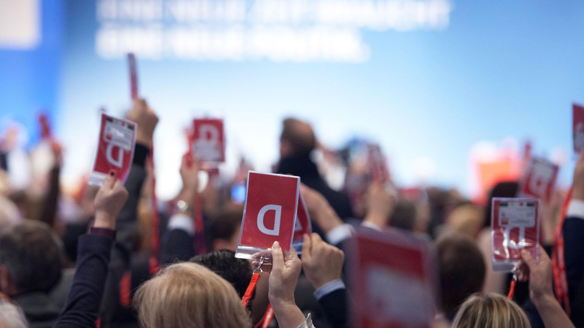 Tausende Polen demonstrierten im Jahr 2016 mit roten Karten gegen Gesetze der PiS-Regierung.
