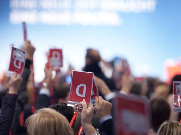Tausende Polen demonstrierten im Jahr 2016 mit roten Karten gegen Gesetze der PiS-Regierung.