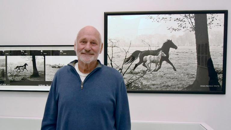 Porträt des Fotografen Peter Thomann vor seinem berühmten schwarz/weiss Foto "Stute mit Fohlen". Porträt des Fotografen Peter Thomann vor seinem berühmten schwarz/weiss Foto "Stute mit Fohlen".