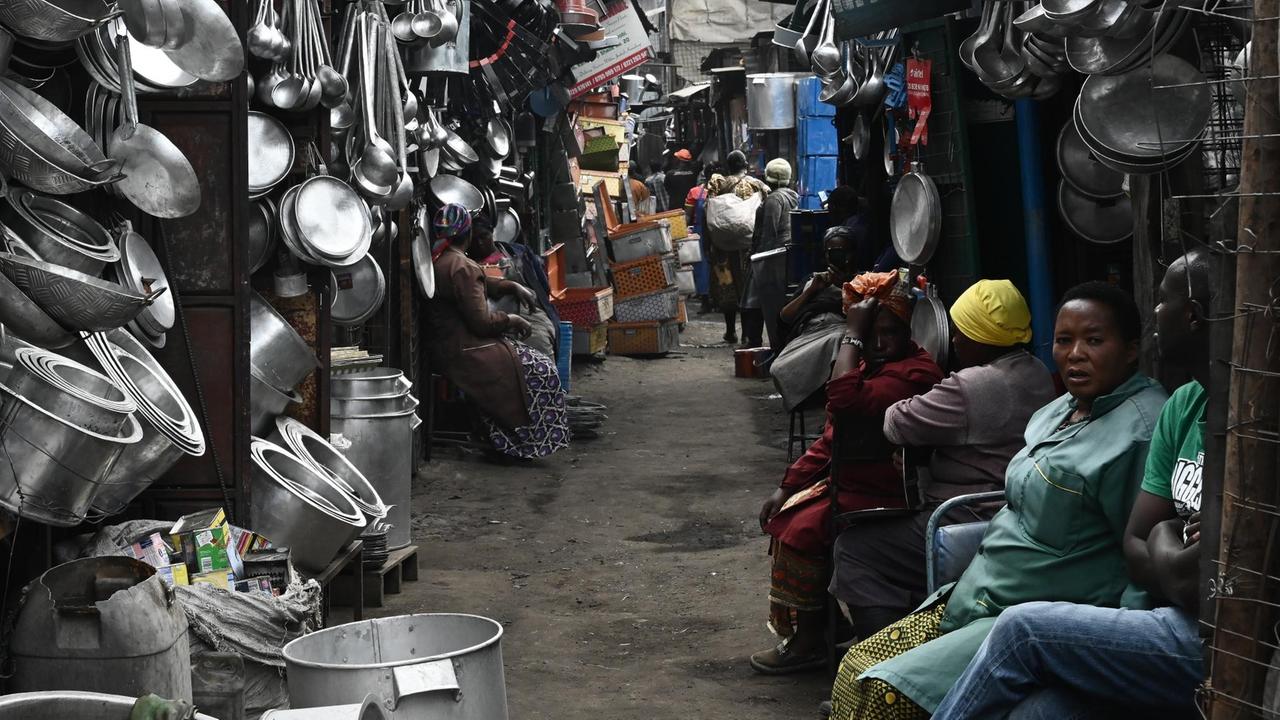 Händler sitzen vor ihren Geschäften und warten auf dem Gikomba Market in Nairobi. Händler sitzen vor ihren Geschäften und warten auf dem Gikomba Market in Nairobi.