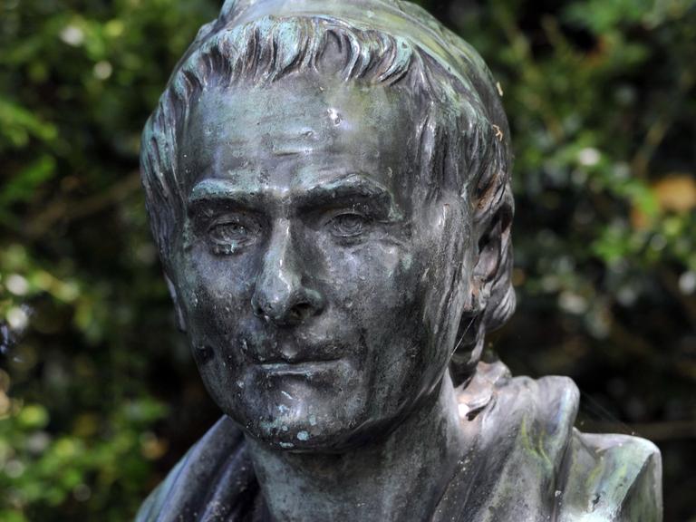 Denkmal des Philosophen Jean-Jacques Rousseau auf der St. Petersinsel im Bielersee in der Schweiz