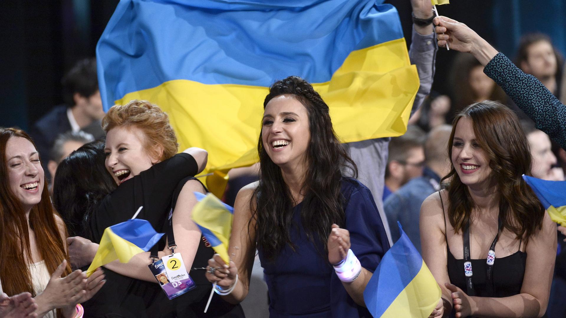 Die ukrainische Sängerin Jamala freut sich über den Sieg beim Eurovision Song Contest in Stockholm – der Titel ihres Songs: "1944": Die ukrainische Sängerin Jamala freut sich über den Sieg beim Eurovision Song Contest in Stockholm – der Titel ihres Songs: "1944":