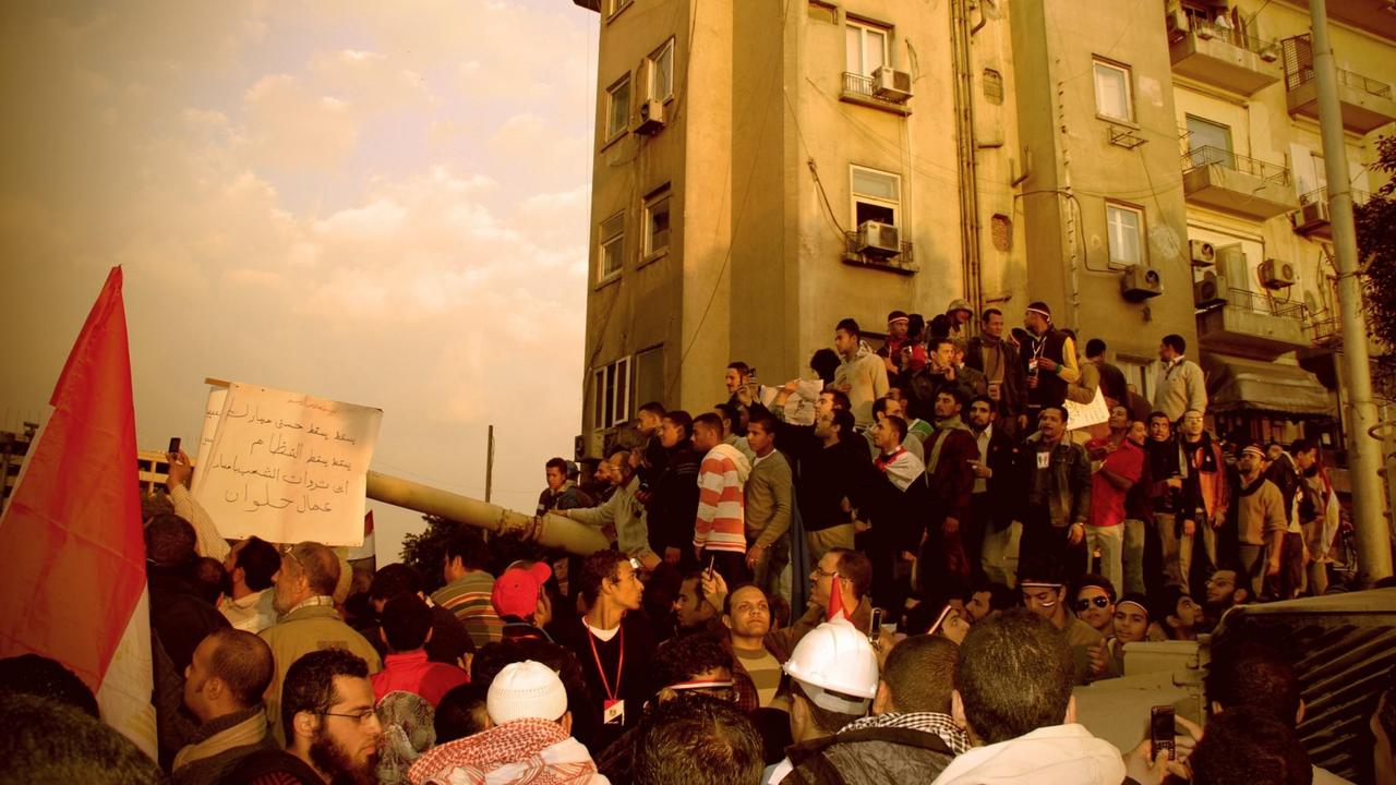 Bürger stürmen Panzer vor dem ägyptischen Informationsministerium.