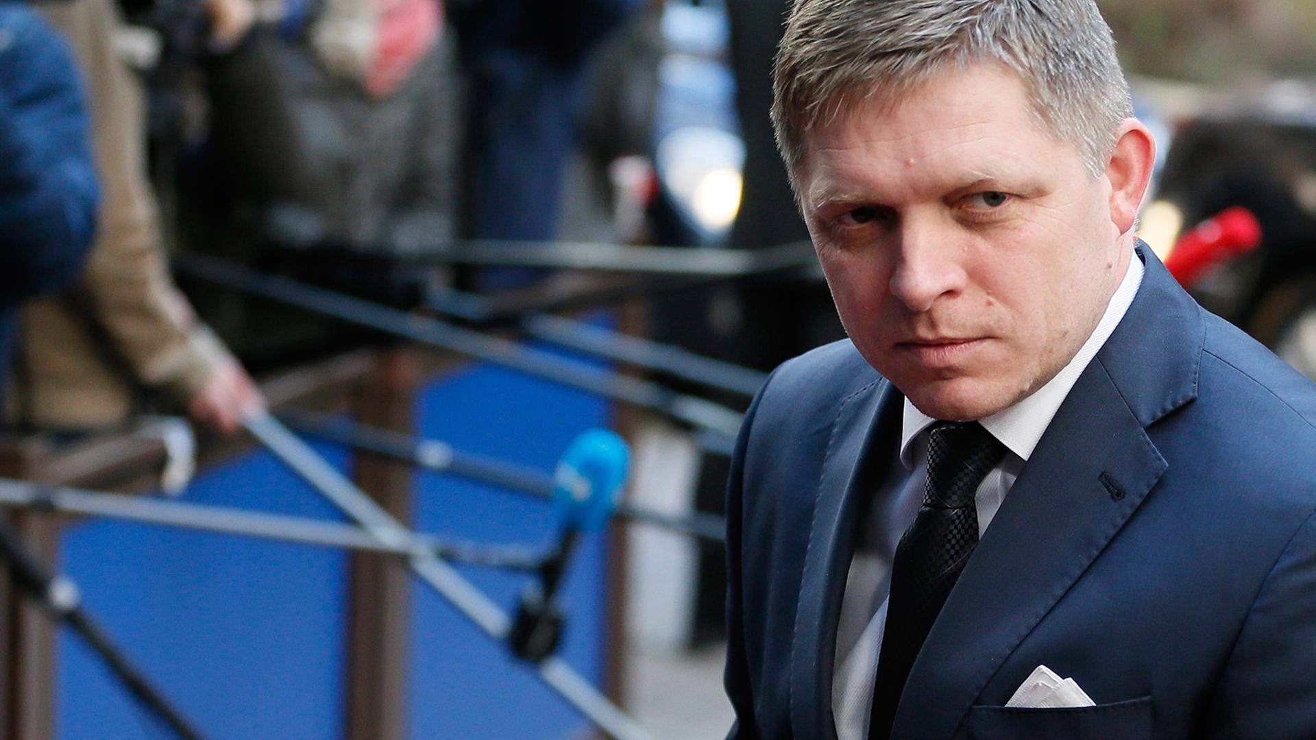 Robert Fico, Ministerpräsident der Slowakei, geht an einer Reihe Mikrofone vorbei Robert Fico, Ministerpräsident der Slowakei, geht an einer Reihe Mikrofone vorbei