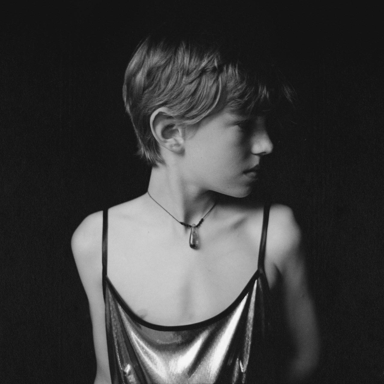 Finn Andrews mit einem Tanktop und einer Halskette auf einem Kinderfoto 1992 - nun ziert es das Albumcover