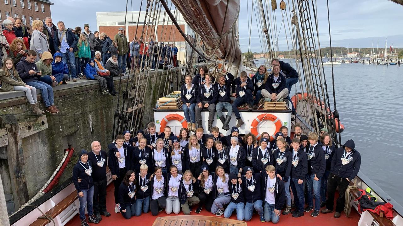 Eine Klasse mit Lehrern an Bord eines Segelschiffs: Sechseinhalb Monate an Bord: KUS-Teilnehmer 2019/2020 auf ihrem schwimmenden Klassenzimmer. Eine Klasse mit Lehrern an Bord eines Segelschiffs: Sechseinhalb Monate an Bord: KUS-Teilnehmer 2019/2020 auf ihrem schwimmenden Klassenzimmer.