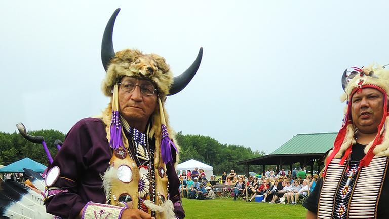 Der Juror Cliff Standingready (l) auf dem Pow Wow. Der Juror Cliff Standingready (l) auf dem Pow Wow.