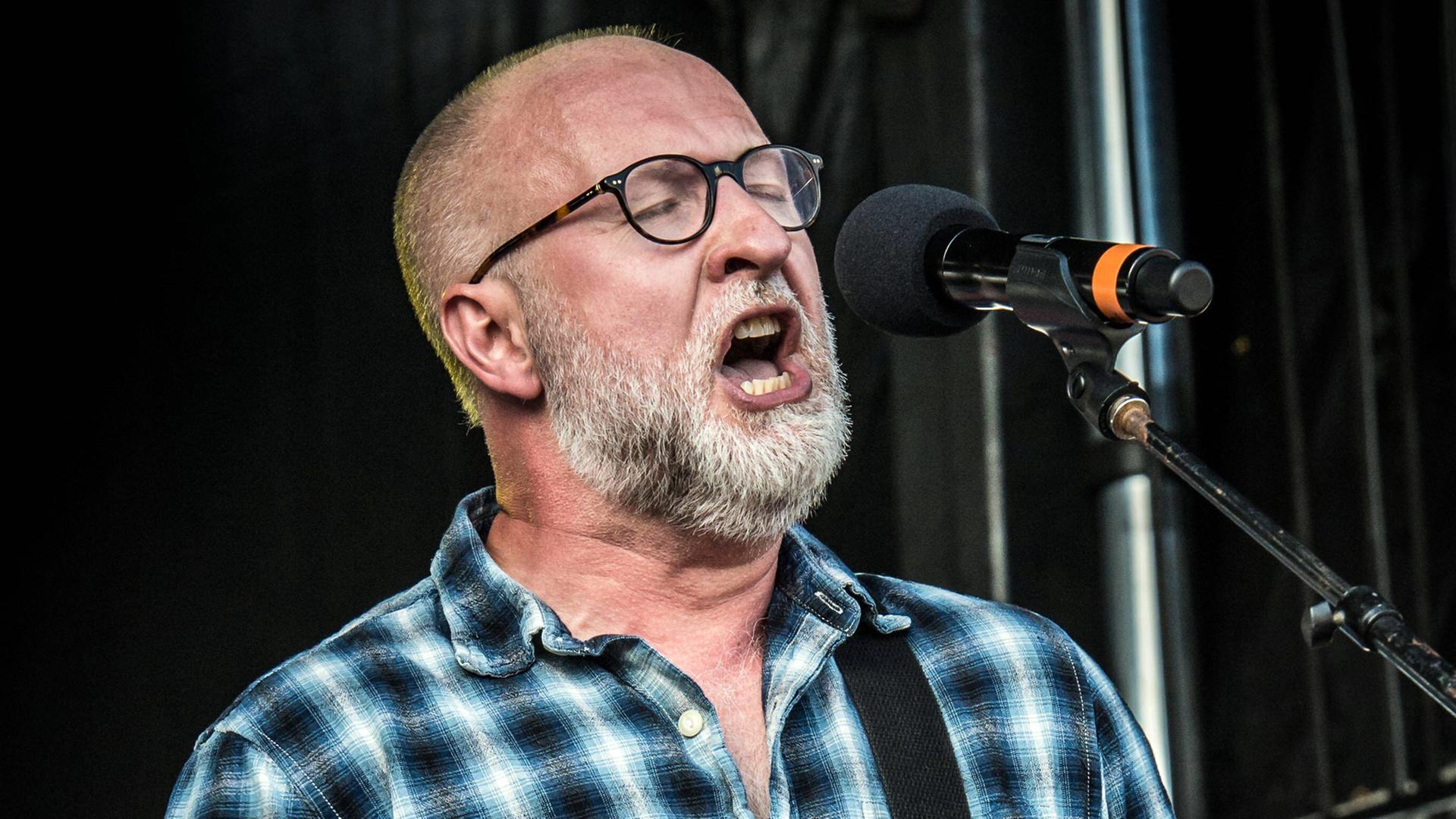 Der Sänger Bob Mould 2013 während eines Konzerts auf dem Forecastle Festival in Louisville Der Sänger Bob Mould 2013 während eines Konzerts auf dem Forecastle Festival in Louisville