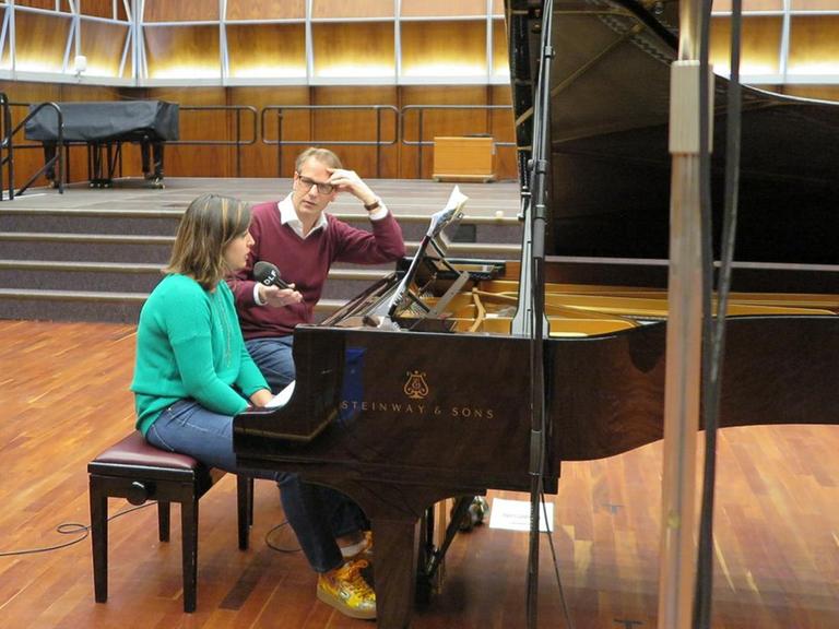 Die Pianistin Sophie Pacini sitzt am Flügel des Deutschlandfunk Kammermusiksaals und wird von Christoph Schmitz interviewt.