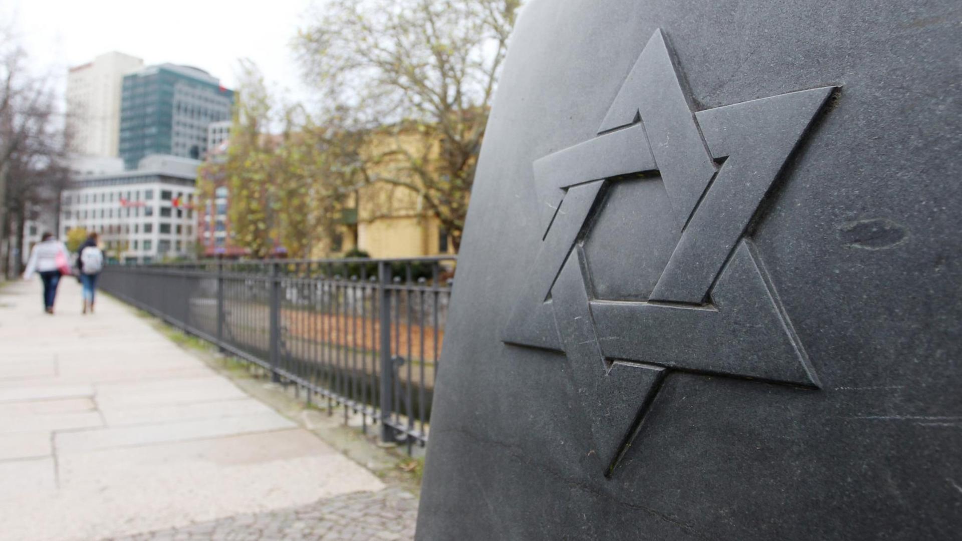 Ein Gedenkstein erinnert am 07.11.2013 in Leipzig (Sachsen) an der Uferstrasse an die Deportation Leipziger Juden im Jahr 1938.