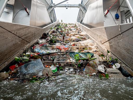 Ein Fließband befördert auf dem Klang River in Malaysia Müll ins Innere des Interceptors.