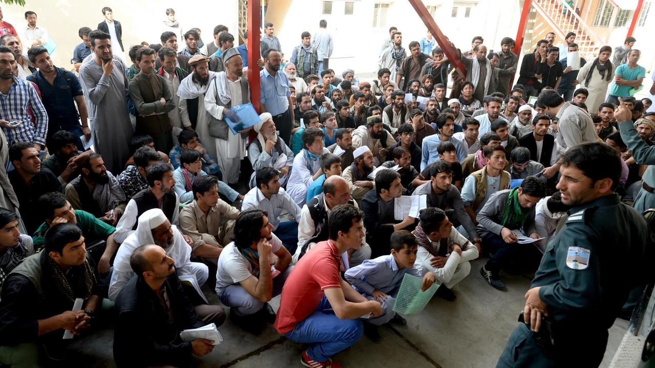 Afghanen warten auf die Ausgabe der bewilligten Reisepässe an der Passstelle in Kabul. Afghanen warten auf die Ausgabe der bewilligten Reisepässe an der Passstelle in Kabul.