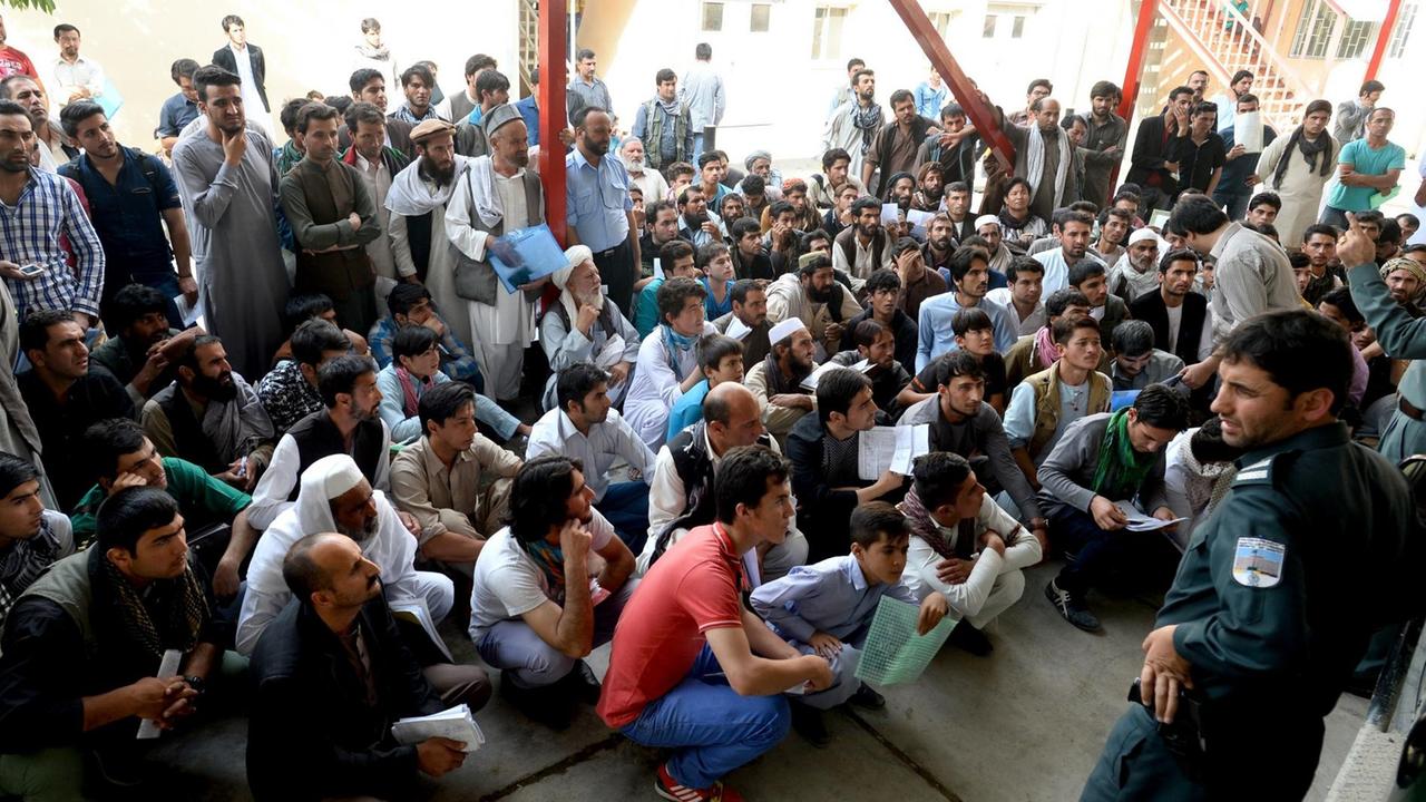 Afghanen warten auf die Ausgabe der bewilligten Reisepässe an der Passstelle in Kabul.