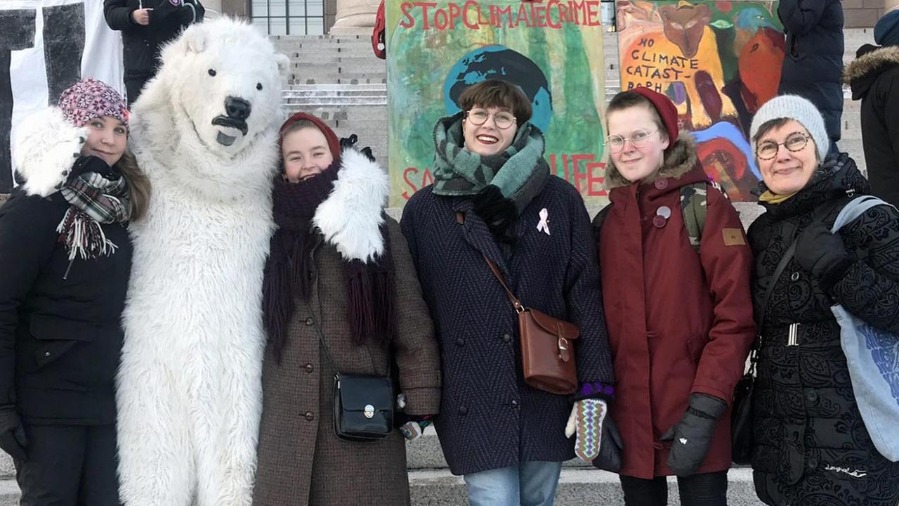 Klimaschutz-Demonstranten vor dem finnischen Parlament in Helsinki, einer trägt ein Eisbärenkostüm. Klimaschutz-Demonstranten vor dem finnischen Parlament in Helsinki, einer trägt ein Eisbärenkostüm.