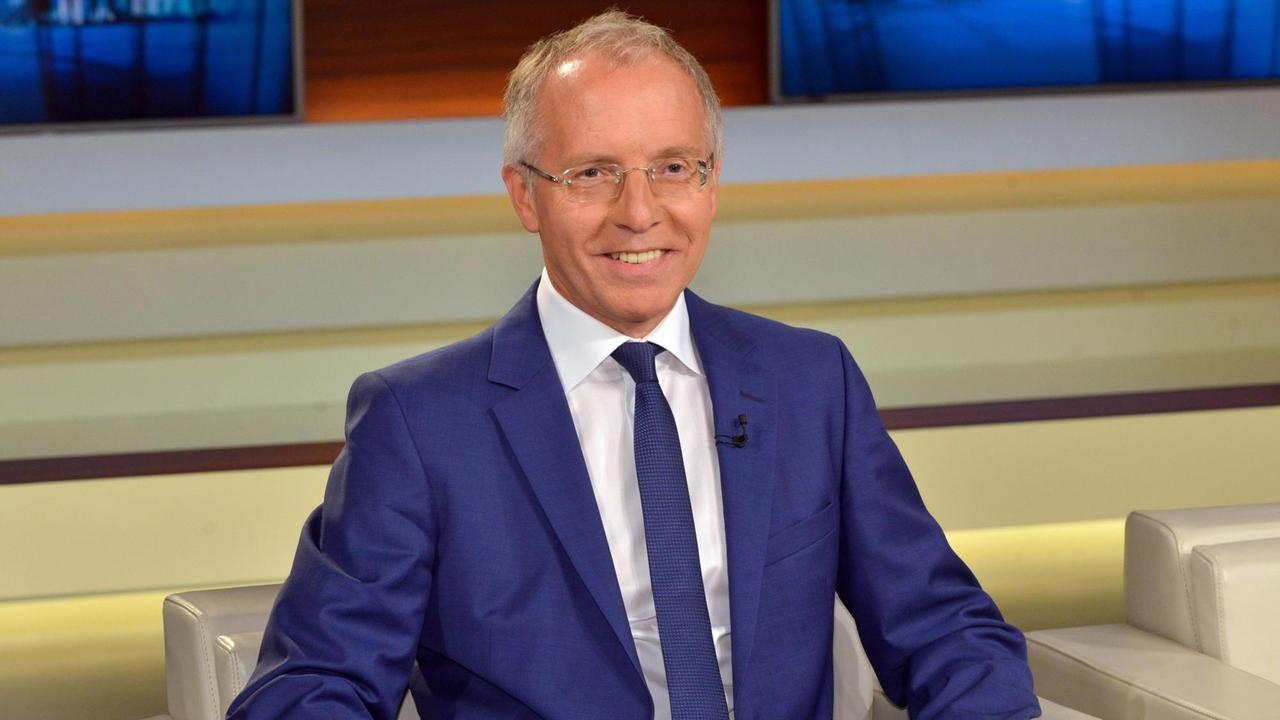 Karl-Rudolf Korte, Politikwissenschaftler, aufgenommen am 22.05.2016 während der ARD-Talksendung "Anne Will" zum Thema "Die Krise der Volksparteien - Wo führt das hin?" in den Studios Berlin-Adlershof. Foto: Karlheinz Schindler | Verwendung weltweit Karl-Rudolf Korte, Politikwissenschaftler, aufgenommen am 22.05.2016 während der ARD-Talksendung "Anne Will" zum Thema "Die Krise der Volksparteien - Wo führt das hin?" in den Studios Berlin-Adlershof. Foto: Karlheinz Schindler | Verwendung weltweit