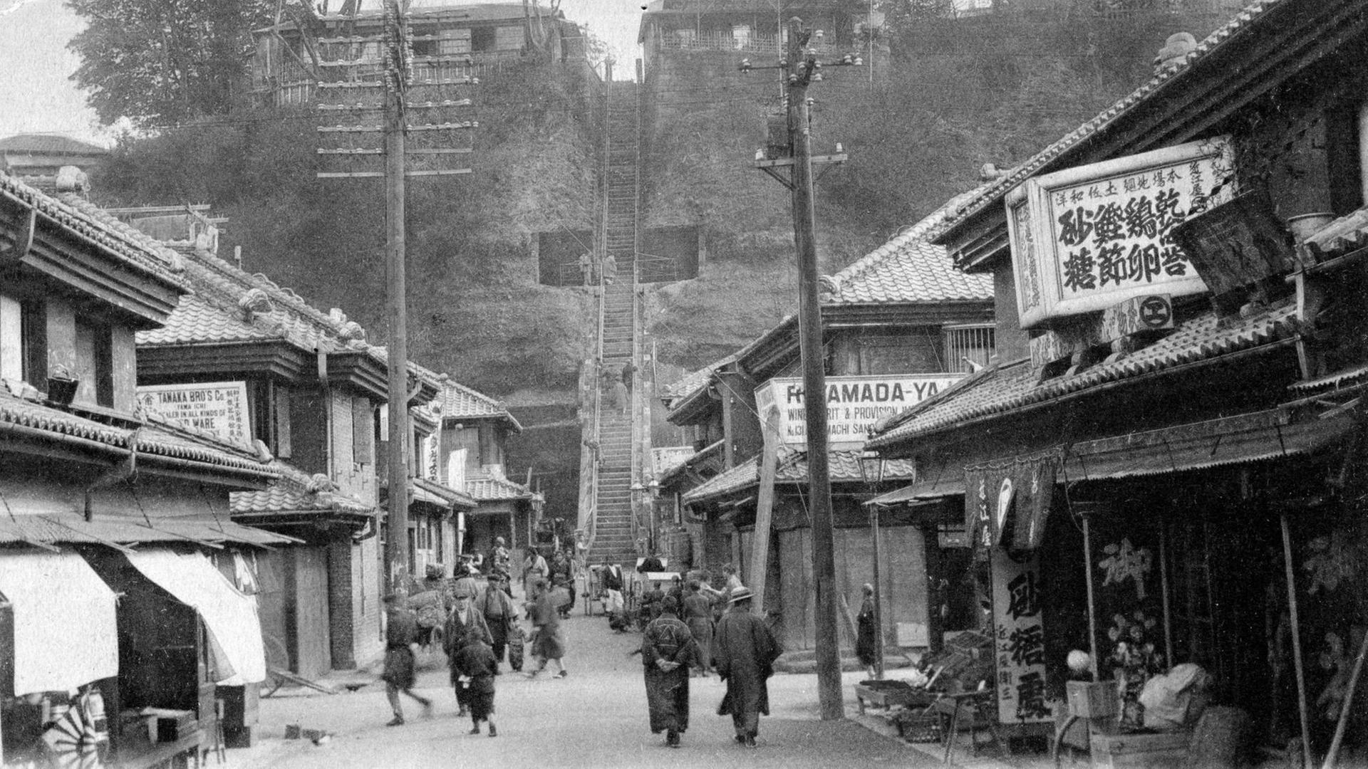 Eine alte Fotografie einer Straße in Japan, 1918 Eine alte Fotografie einer Straße in Japan, 1918