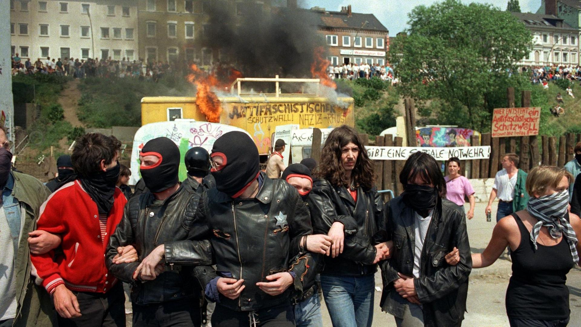 Vermummte Hausbesetzer vor brennenden Wagen der Wagenburg am 26.5.1989 in der Hamburger Hafenstraße. Vermummte Hausbesetzer vor brennenden Wagen der Wagenburg am 26.5.1989 in der Hamburger Hafenstraße.