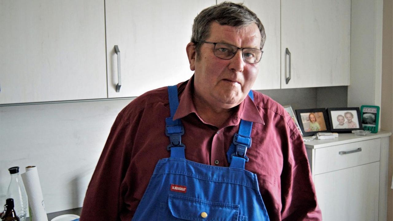 Landwirt Andreas Nielsen in seiner Küche Landwirt Andreas Nielsen in seiner Küche