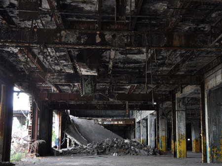 Fisher Body, eine vom Architekt Albert Kahn erbaute Fabrik. Scrapper, also Schrotthändler, die Metall aus verlassenen Fabriken klauen, haben die viele der Baudenkmale inzwischen komplett entkernt. Fisher Body, eine vom Architekt Albert Kahn erbaute Fabrik. Scrapper, also Schrotthändler, die Metall aus verlassenen Fabriken klauen, haben die viele der Baudenkmale inzwischen komplett entkernt.
