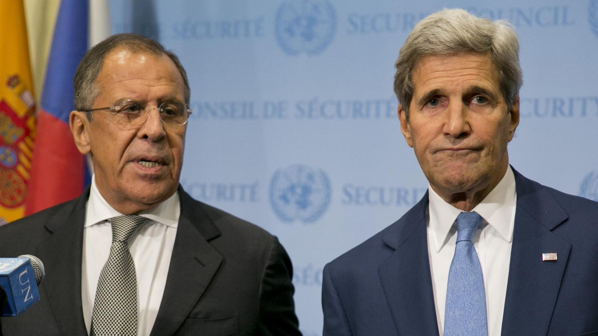 US-Außenminister John Kerry (r.) mit seinem russischen Amtskollegen Sergej Lawrow.