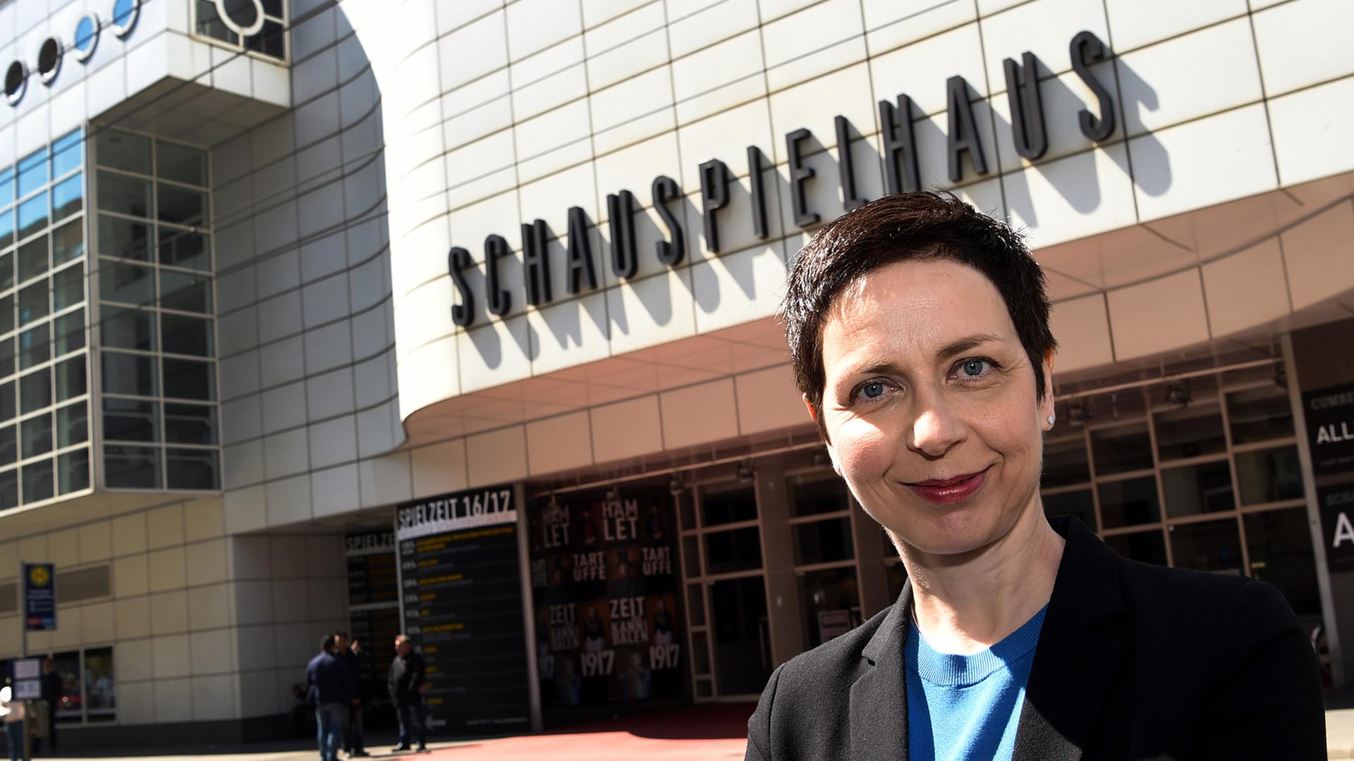 Sonja Anders steht am 11.05.2017 während einer Pressekonferenz zur Nachfolge der Intendanzen an Staatstheater und Staatsoper Hannover vor dem Schauspielhaus in Hannover (Niedersachsen).