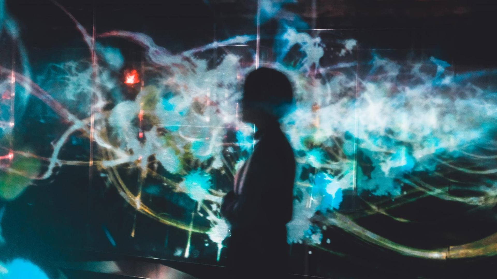 Abstrakte Fotografie einer Person, die nur als Schatten vor Kabeln und Neben zu sehen ist. Abstrakte Fotografie einer Person, die nur als Schatten vor Kabeln und Neben zu sehen ist.
