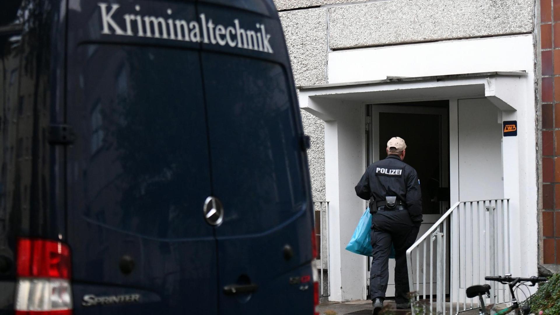 Polizei und Kriminaltechnik untersuchen eine Wohnung im Stadtteil Paunsdorf in Leipzig.