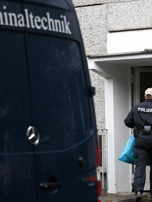 Polizei und Kriminaltechnik untersuchen eine Wohnung im Stadtteil Paunsdorf in Leipzig.