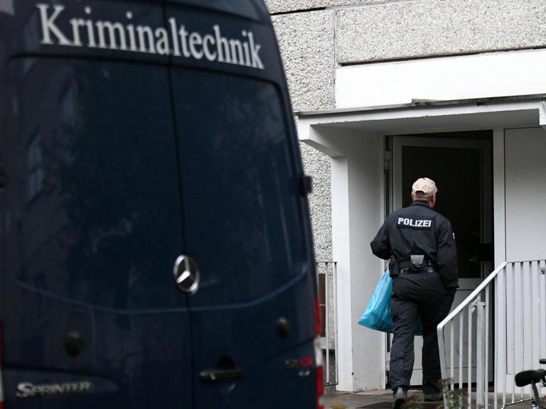 Polizei und Kriminaltechnik untersuchen eine Wohnung im Stadtteil Paunsdorf in Leipzig.