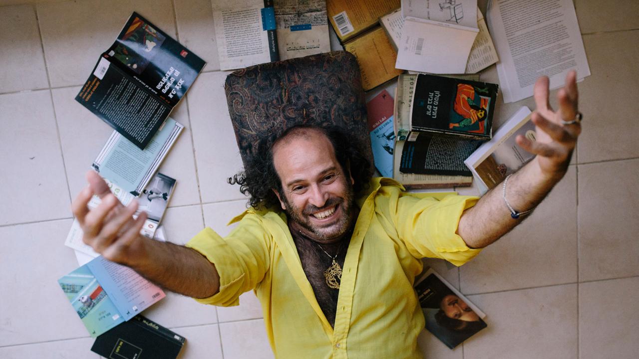 Der Schriftsteller Tomer Gardi ist in Israel geboren und lebt in Berlin. Der Schriftsteller Tomer Gardi ist in Israel geboren und lebt in Berlin.