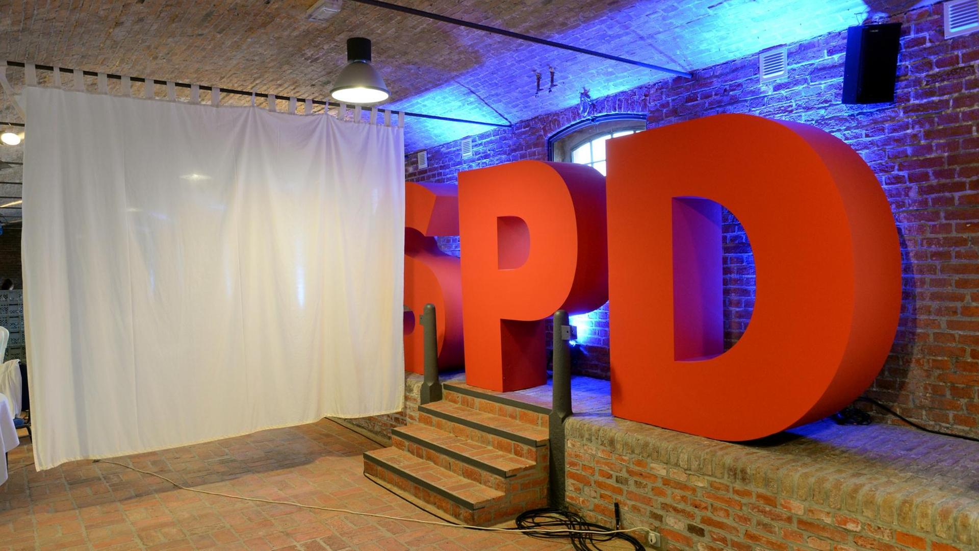 Das Parteilogo der SPD steht am 17.01.2016, teilweise hinter einer Gardine verdeckt, im Speiseraum eines Landgutes bei Nauen (Brandenburg). Auf dem Landgut findet eine zweitägige Klausur des SPD-Bundesvorstandes statt. Das Parteilogo der SPD steht am 17.01.2016, teilweise hinter einer Gardine verdeckt, im Speiseraum eines Landgutes bei Nauen (Brandenburg). Auf dem Landgut findet eine zweitägige Klausur des SPD-Bundesvorstandes statt.