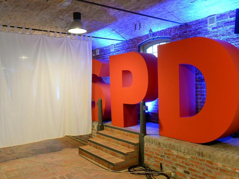 Das Parteilogo der SPD steht am 17.01.2016, teilweise hinter einer Gardine verdeckt, im Speiseraum eines Landgutes bei Nauen (Brandenburg). Auf dem Landgut findet eine zweitägige Klausur des SPD-Bundesvorstandes statt.