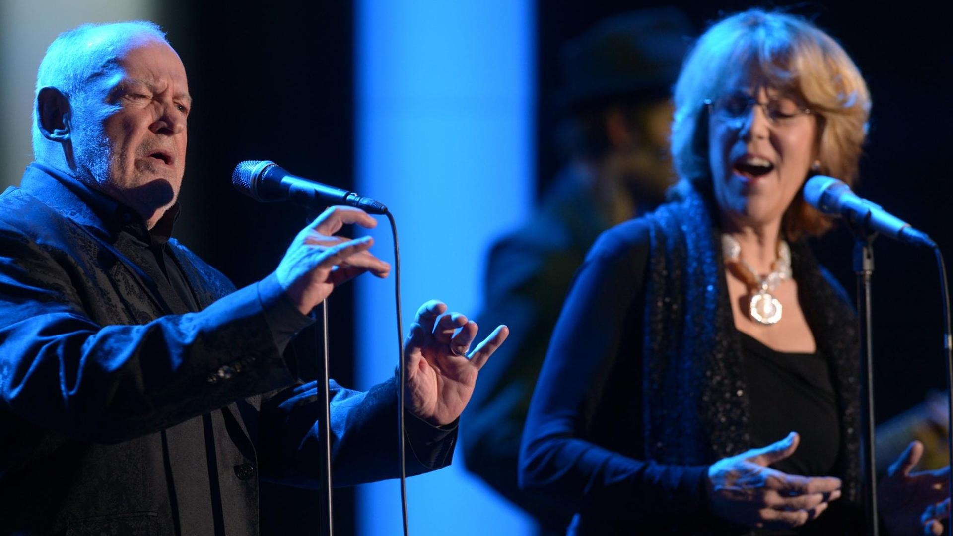 Sängerin Jennifer Warnes gemeinsam mit Joe Cocker 2013 in Berlin. Sängerin Jennifer Warnes gemeinsam mit Joe Cocker 2013 in Berlin.