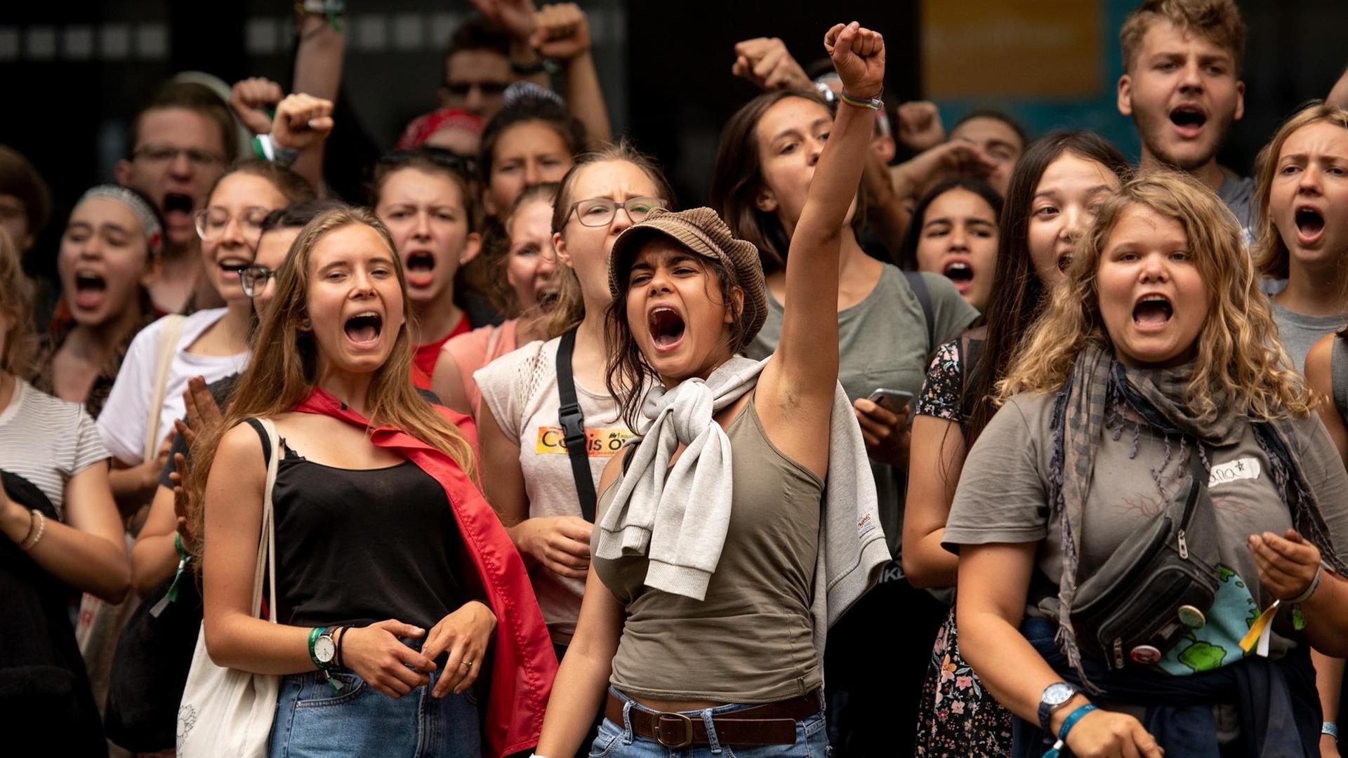 Demonstranten von Fridays for Future protestieren in der Innenstadt von Dortmund. Demonstranten von Fridays for Future protestieren in der Innenstadt von Dortmund.