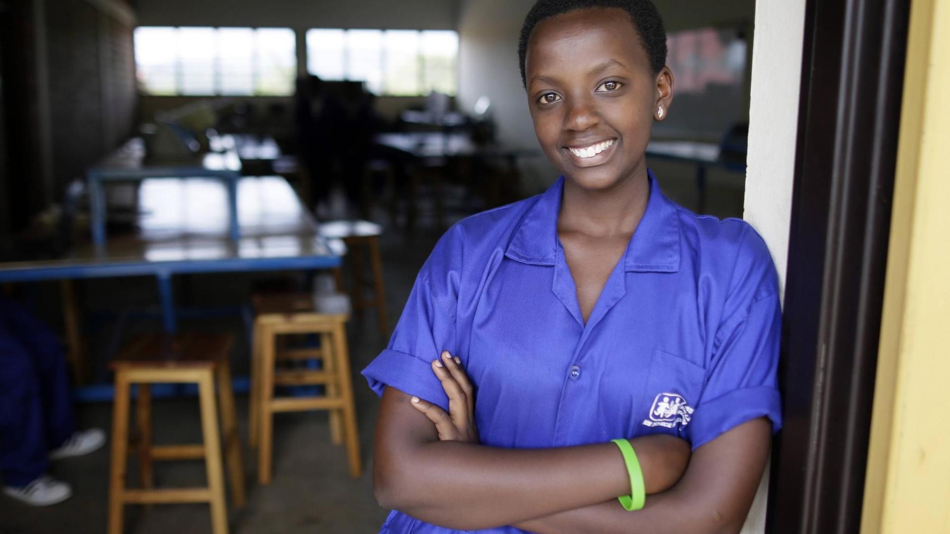Eine Auszubildende der SOS Berufsschule in Kigali, Ruanda, blickt lächelnd in die Kamera.