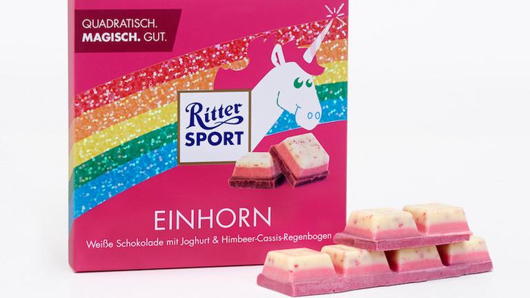 Verpackung und Riegel der Einhorn-Schokolade von Ritter Sport Verpackung und Riegel der Einhorn-Schokolade von Ritter Sport