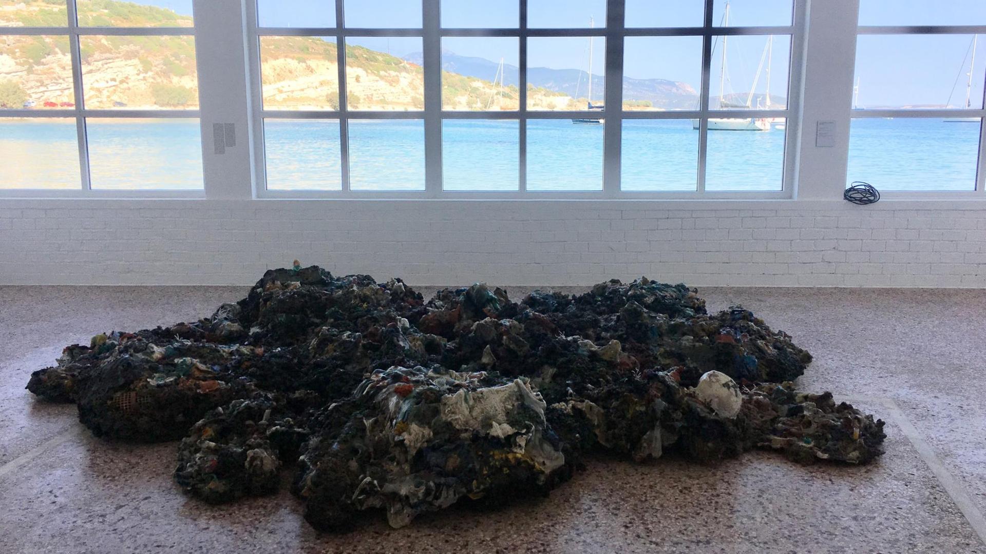 Das Kunstwerk heißt "Plastic Reef" und soll ein Korallenriff aus Plastik darstellen. Das Kunstwerk heißt "Plastic Reef" und soll ein Korallenriff aus Plastik darstellen.