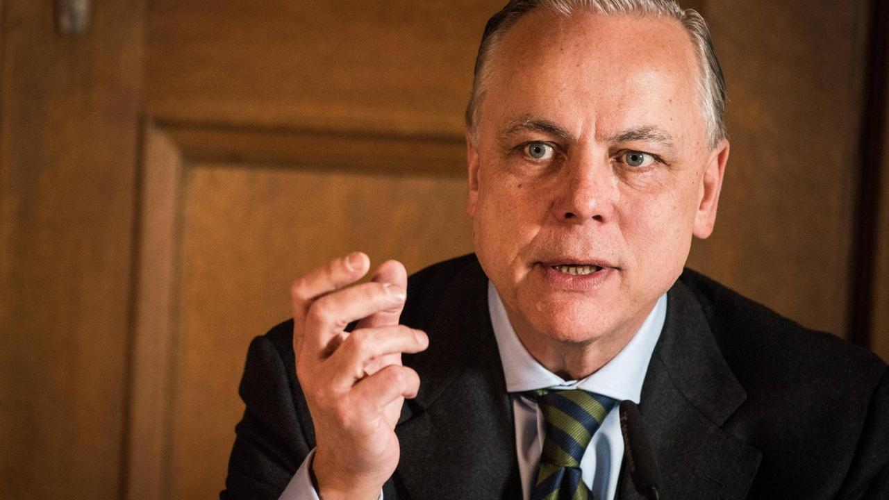 Hellmut Seemann, deutscher Kulturmanager und Präsident der Klassik Stiftung Weimar bei einer Jahrespressekonferenz Hellmut Seemann, deutscher Kulturmanager und Präsident der Klassik Stiftung Weimar bei einer Jahrespressekonferenz