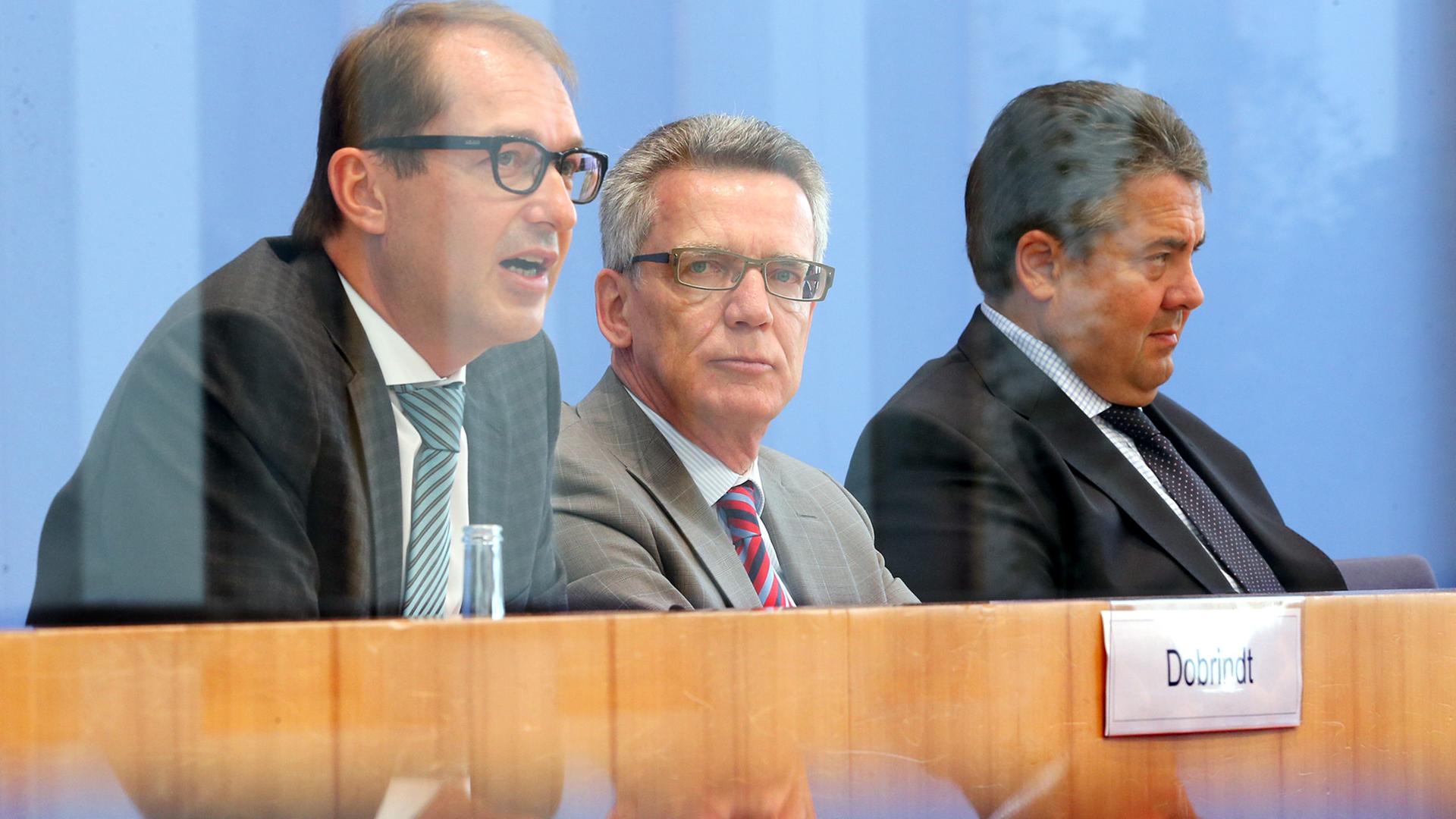 Der Bundesminister für Digitale Infrastruktur, Alexander Dobrindt (CSU, l-r), Bundesinnenminister Thomas de Maizière (CDU) und Bundeswirtschaftsminister Sigmar Gabriel (SPD) stellen am 20.08.2014 vor der Bundespressekonferenz in Berlin die Digitale Agenda der Bundesregierung vor und beantworten Fragen von Journalisten. Der Bundesminister für Digitale Infrastruktur, Alexander Dobrindt (CSU, l-r), Bundesinnenminister Thomas de Maizière (CDU) und Bundeswirtschaftsminister Sigmar Gabriel (SPD) stellen am 20.08.2014 vor der Bundespressekonferenz in Berlin die Digitale Agenda der Bundesregierung vor und beantworten Fragen von Journalisten.