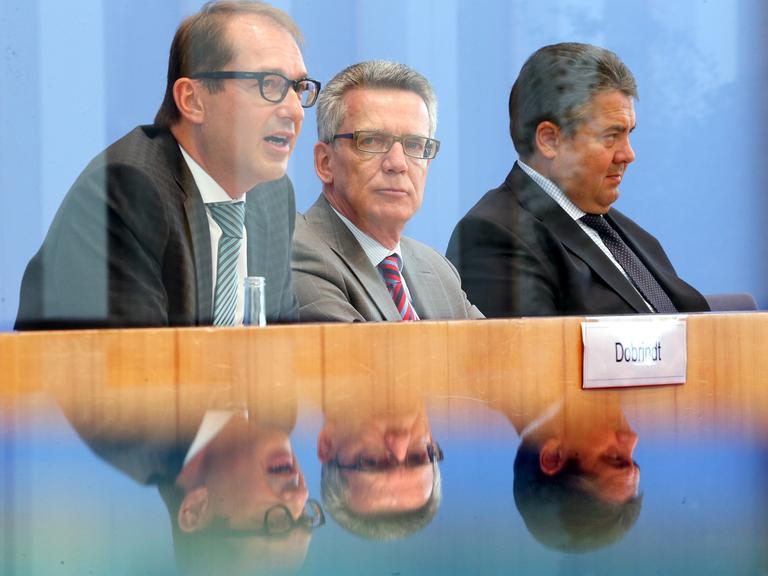 Der Bundesminister für Digitale Infrastruktur, Alexander Dobrindt (CSU, l-r), Bundesinnenminister Thomas de Maizière (CDU) und Bundeswirtschaftsminister Sigmar Gabriel (SPD) stellen am 20.08.2014 vor der Bundespressekonferenz in Berlin die Digitale Agenda der Bundesregierung vor und beantworten Fragen von Journalisten.