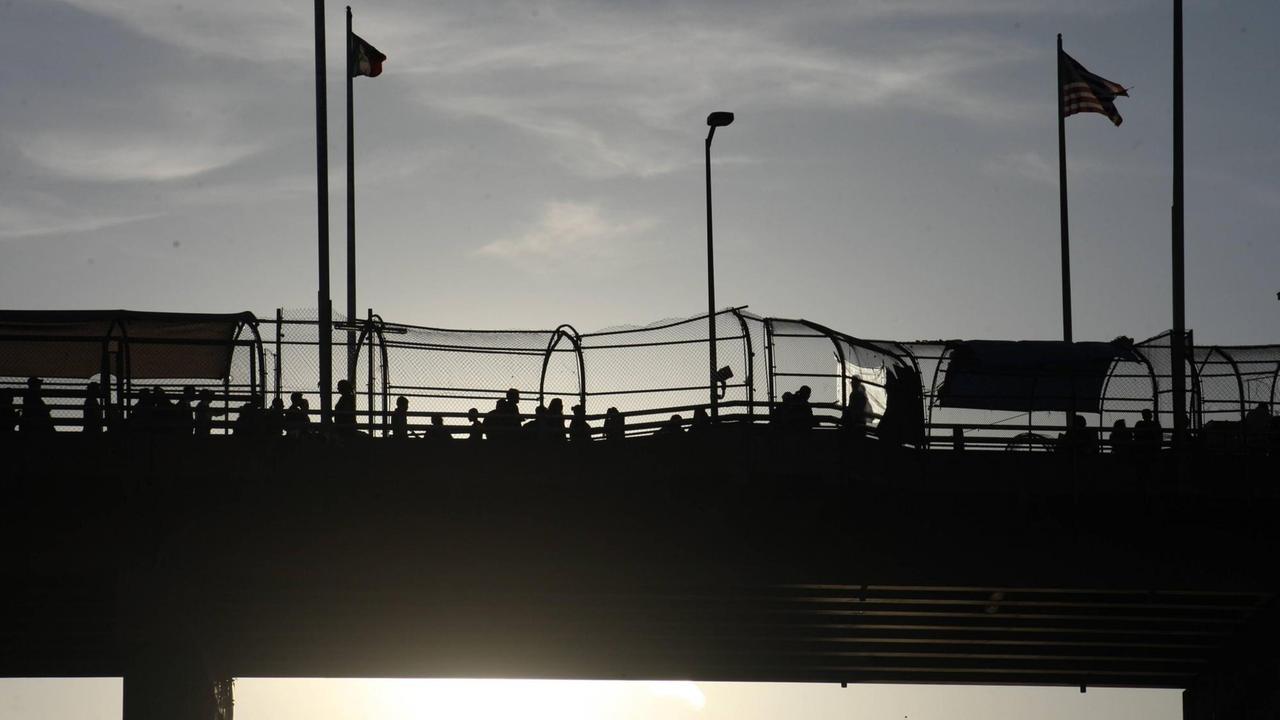 Hunderte Menschen auf der internationalen Brücke von der mexikanischen Stadt Ciudad Juarez zur US-Stadt El Paso. Hunderte Menschen auf der internationalen Brücke von der mexikanischen Stadt Ciudad Juarez zur US-Stadt El Paso.