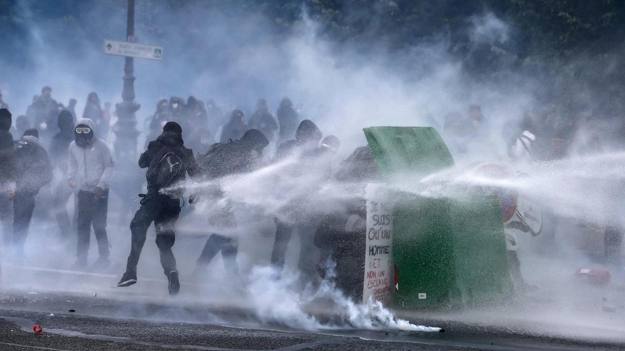 Demonstranten werden mit Wasserwerfern vertrieben. Demonstranten werden mit Wasserwerfern vertrieben.