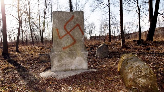 Ein aufgespraytes Hakenkreuz auf einem Grabstein des Jüdischen Friedhofs in Wysokie Mazowieckie, Polen, aufgenommen am 19.3.2012