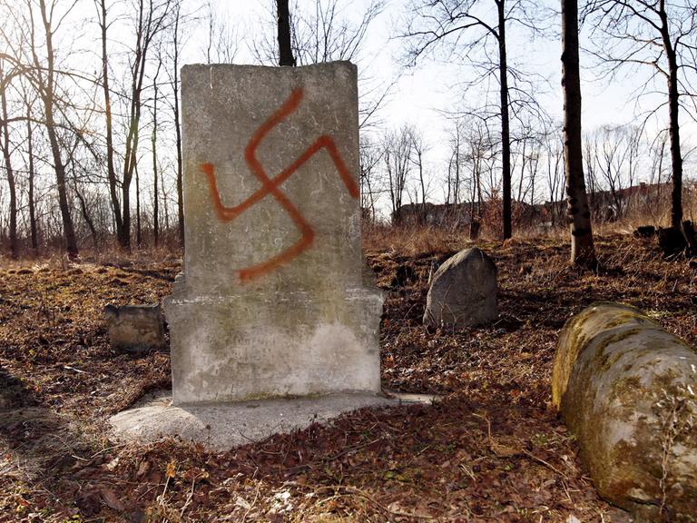 Ein aufgespraytes Hakenkreuz auf einem Grabstein des Jüdischen Friedhofs in Wysokie Mazowieckie, Polen, aufgenommen am 19.3.2012